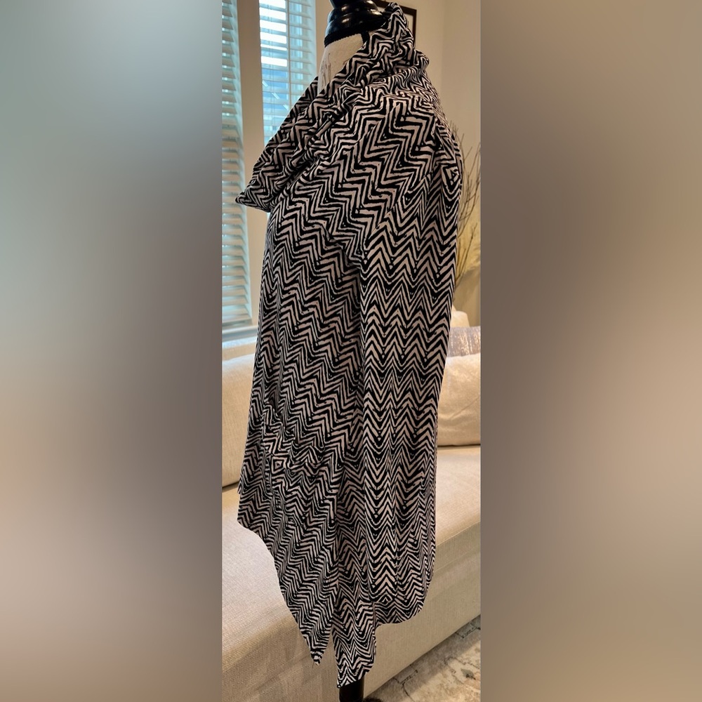 Chelsea & Theodore Black and White Zigzag Tunic - Picture 2 of 16